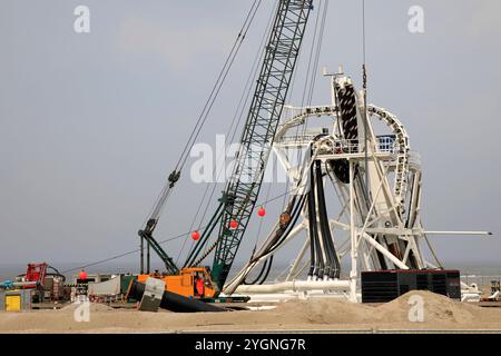 Verbindung eines Seekabels von einem Offshore-Windpark zu einem Onshore-Stromdrehkreuz in Wijk aan Zee, Niederlande Stockfoto