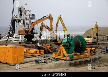 Verbindung eines Seekabels von einem Offshore-Windpark zu einem Onshore-Stromdrehkreuz in Wijk aan Zee, Niederlande Stockfoto