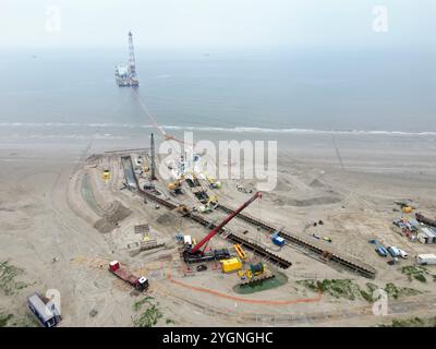 Verbindung eines Seekabels von einem Offshore-Windpark zu einem Onshore-Stromdrehkreuz in Wijk aan Zee, Niederlande Stockfoto