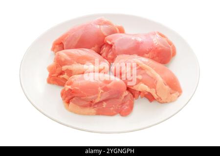 Hühnerschenkel ohne Knochen in Teller. Zuhause kochen. Isoliert mit weißem Hintergrund. Rohes Hühnerfleisch zum Kochen. Stockfoto