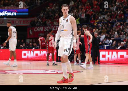 Mailand, Italien. November 2024. Italien, Mailand, 2024 11 07: Mario Hezonja (Madrid) nach einer Auszeit im 4. Quartal während des Basketballspiels EA7 Emporio Armani Mailand gegen Real Madrid, EuroLeague 2024-2025 Runde 8, Unipol ForumItalien, Mailand, 2024 11 07: EA7 Emporio Armani Mailand gegen Real Madrid, EuroLeague 2024/2025, Runde 8, streitig beim Unipol Forum. (Foto: Fabrizio Andrea Bertani/Pacific Press) Credit: Pacific Press Media Production Corp./Alamy Live News Stockfoto