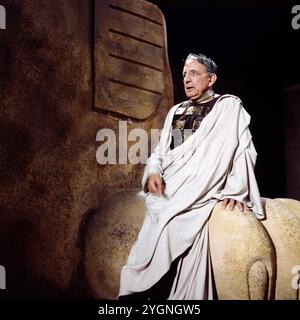 Ein Abend mit O. E. hasse, ZDF Special mit dem Schauspieler O. E. hasse, 1974, Regie: Alfred Weidenmann, Szene: O. E. hasse als Caesar im Theaterstück: Caesar und Cleopatra von George Bernard Shaw. Stockfoto