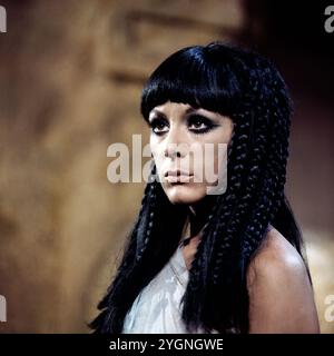 Ein Abend mit O. E. hasse, ZDF Special mit dem Schauspieler O. E. hasse, 1974, Regie: Alfred Weidenmann, Szene: Heidelinde Weis als Cleopatra im Theaterstück: Caesar und Cleopatra (Caesar und Cleopatra) von George Bernard Shaw. Stockfoto