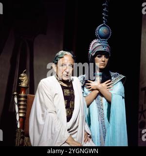 Ein Abend mit O. E. hasse, ZDF Special mit dem Schauspieler O. E. hasse, 1974, Regie: Alfred Weidenmann, Szene: Caesar zeigt Cleopatra seine aufmarschierten Legionen, O. E. hasse als Caesar und Heidelinde Weis als Cleopatra im Theaterstück: Caesar und Cleopatra (Caesar and Cleopatra) von George Bernard Shaw. Stockfoto