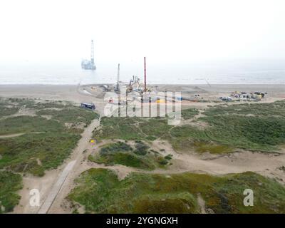 Verbindung eines Seekabels von einem Offshore-Windpark zu einem Onshore-Stromdrehkreuz in Wijk aan Zee, Niederlande Stockfoto