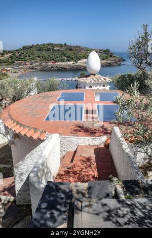 Port Lligat, Spanien - 7. September 2024: Eierskulptur im Haus des surrealistischen Künstlers Salvador Dali Stockfoto