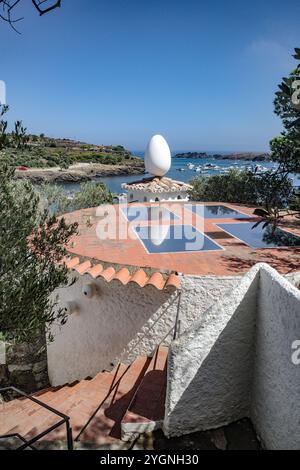 Port Lligat, Spanien - 7. September 2024: Eierskulptur im Haus des surrealistischen Künstlers Salvador Dali Stockfoto