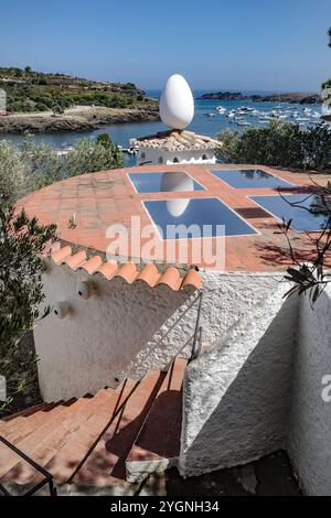 Port Lligat, Spanien - 7. September 2024: Eierskulptur im Haus des surrealistischen Künstlers Salvador Dali Stockfoto