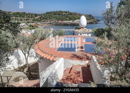 Port Lligat, Spanien - 7. September 2024: Eierskulptur im Haus des surrealistischen Künstlers Salvador Dali Stockfoto