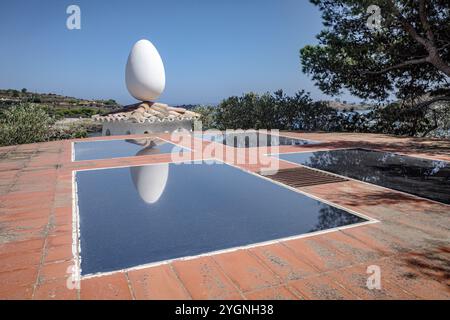 Port Lligat, Spanien - 7. September 2024: Eierskulptur im Haus des surrealistischen Künstlers Salvador Dali Stockfoto