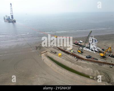 Verbindung eines Seekabels von einem Offshore-Windpark zu einem Onshore-Stromdrehkreuz in Wijk aan Zee, Niederlande Stockfoto