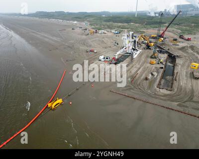 Verbindung eines Seekabels von einem Offshore-Windpark zu einem Onshore-Stromdrehkreuz in Wijk aan Zee, Niederlande Stockfoto