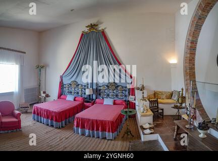 Port Lligat, Spanien - 7. September 2024: Schlafzimmer im Haus des surrealistischen Künstlers Salvador Dali Stockfoto