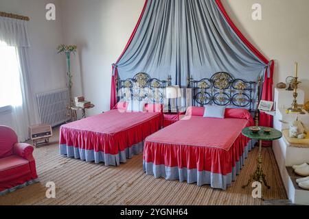 Port Lligat, Spanien - 7. September 2024: Schlafzimmer im Haus des surrealistischen Künstlers Salvador Dali Stockfoto