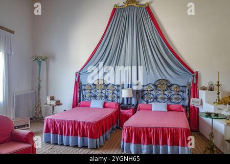 Port Lligat, Spanien - 7. September 2024: Schlafzimmer im Haus des surrealistischen Künstlers Salvador Dali Stockfoto