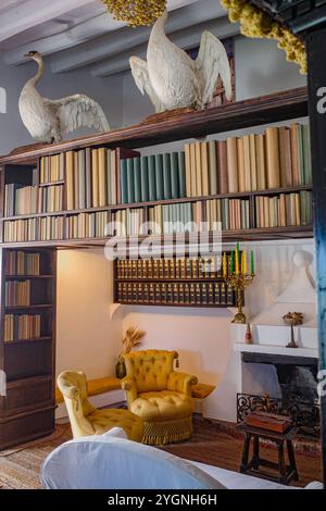 Port Lligat, Spanien - 7. September 2024: Wohnzimmer und Arbeitsbereich im Haus des surrealistischen Künstlers Salvador Dali Stockfoto