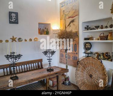 Port Lligat, Spanien - 7. September 2024: Esstisch im Haus des surrealistischen Künstlers Salvador Dali Stockfoto