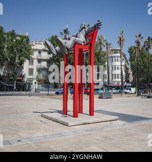 Perpignan, Frankreich - 24. August 2024: Skulptur von Salvador Dali von den Künstlern Sabine und Eric. Place de Catalonia, Perpignan, Frankreich Stockfoto