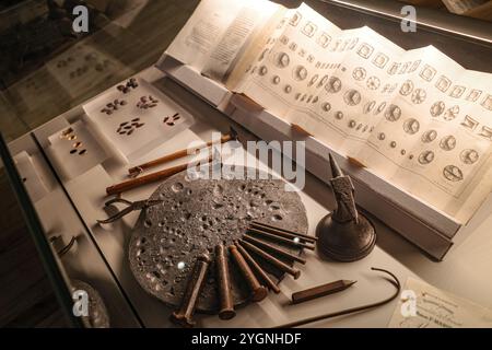 Perpignan, Frankreich - 24. August 2024: Granatschmuck in einem Museum in Perpignan, Frankreich Stockfoto