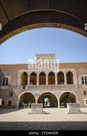 Perpignan, Frankreich - 24. August 2024: Palais des ROIs de Majorque, ein touristisches Wahrzeichen in Perpignan, Frankreich Stockfoto