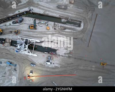 Verbindung eines Seekabels von einem Offshore-Windpark zu einem Onshore-Stromdrehkreuz in Wijk aan Zee, Niederlande Stockfoto