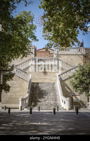 Perpignan, Frankreich - 27. August 2024: Escala monumental (Escala Moliere), eine architektonische Attraktion in Perpignan, Frankreich Stockfoto