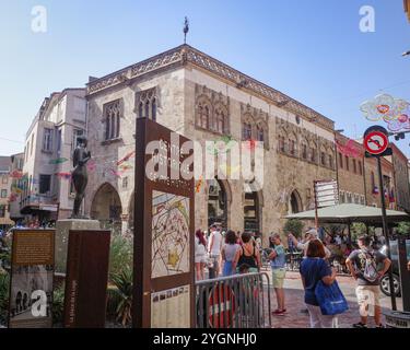 Perpignan, Frankreich - 27. August 2024: Menschenmassen am Place Leon Gambetta und im historischen Zentrum von Perpignan Stockfoto