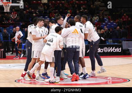 Mailand, Italien. November 2024. Italien, Mailand, 2024 11 07: Team von Real Madrid tritt in das Spielfeld ein, um während des Basketballspiels EA7 Emporio Armani Milan vs Real Madrid, EuroLeague 2024-2025 Runde 8, Unipol Forum. Italien, Mailand, 2024 11 07: EA7 Emporio Armani Milan vs Real Madrid, EuroLeague 2024/2025, Runde 8, streitig beim Unipol Forum. (Kreditbild: © Fabrizio Andrea Bertani/Pacific Press via ZUMA Press Wire) NUR REDAKTIONELLE VERWENDUNG! Nicht für kommerzielle ZWECKE! Stockfoto