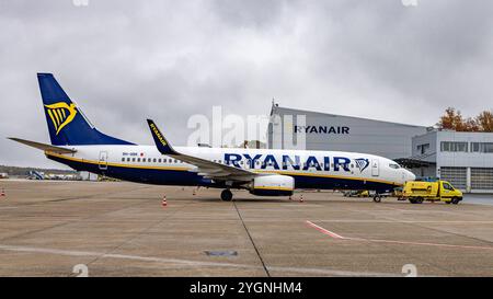 Ryanair Basis am Flughafen Nürnberg, 08.11.2024 eine Ryanair-Maschine mit der Kennung 9H-QBK vom Typ Boeing 737 steht auf dem Vorfeld des Flughafens Nürnberg. Im Hintergrund ist der Wartungshangar der Ryanair Technik mit dem Ryanair-Logo zu sehen. Nürnberg Bayern Deutschland *** Ryanair-Basis am Flughafen Nürnberg, 08 11 2024 Ein Ryanair-Flugzeug mit der Registrierung 9H QBK vom Typ Boeing 737 steht auf dem Vorfeld des Flughafens Nürnberg im Hintergrund ist der Wartungshangar von Ryanair Technik mit dem Ryanair-Logo Nürnberg Bavaria Germany 20241108-286A4017-HDR-M5000 zu sehen Stockfoto