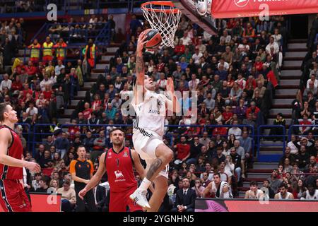 Mailand, Italien. November 2024. Italien, Mailand, 2024 11 07: Gabriel Deck (Madrid) erzielt 2 Punkte im 2. Quartal während des Basketballspiels EA7 Emporio Armani Milan gegen Real Madrid, EuroLeague 2024-2025 Runde 8, Unipol Forum. Italien, Mailand, 2024 11 07: EA7 Emporio Armani Milan vs Real Madrid, EuroLeague 2024/2025, Runde 8, streitig beim Unipol Forum. (Kreditbild: © Fabrizio Andrea Bertani/Pacific Press via ZUMA Press Wire) NUR REDAKTIONELLE VERWENDUNG! Nicht für kommerzielle ZWECKE! Stockfoto