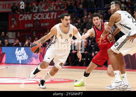 Mailand, Italien. November 2024. Italien, Mailand, 2024 11 07: Alberto Abalde (Madrid) geht im 1. Quartal beim Basketballspiel EA7 Emporio Armani Mailand gegen Real Madrid, EuroLeague 2024-2025 Runde 8, Unipol Forum. Italien, Mailand, 2024 11 07: EA7 Emporio Armani Milan vs Real Madrid, EuroLeague 2024/2025, Runde 8, streitig beim Unipol Forum. (Kreditbild: © Fabrizio Andrea Bertani/Pacific Press via ZUMA Press Wire) NUR REDAKTIONELLE VERWENDUNG! Nicht für kommerzielle ZWECKE! Stockfoto