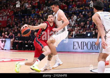 Mailand, Italien. November 2024. Italien, Mailand, 2024 11 07: Leandro Bolmaro (Armani) dribbelt im 4. Viertel während des Basketballspiels EA7 Emporio Armani Milan gegen Real Madrid, EuroLeague 2024-2025 Runde 8, Unipol Forum. Italien, Mailand, 2024 11 07: EA7 Emporio Armani Milan vs Real Madrid, EuroLeague 2024/2025, Runde 8, streitig beim Unipol Forum. (Kreditbild: © Fabrizio Andrea Bertani/Pacific Press via ZUMA Press Wire) NUR REDAKTIONELLE VERWENDUNG! Nicht für kommerzielle ZWECKE! Stockfoto