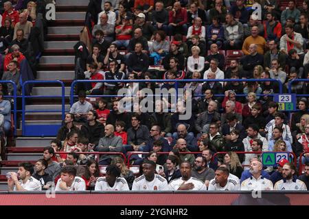 Mailand, Italien. November 2024. Italien, Mailand, 2024 11 07: Spieler von Real Madrid in der Bank im ersten Quartal während des Basketballspiels EA7 Emporio Armani Milan vs Real Madrid, EuroLeague 2024-2025 Runde 8, Unipol Forum. Italien, Mailand, 2024 11 07: EA7 Emporio Armani Milan vs Real Madrid, EuroLeague 2024/2025, Runde 8, streitig beim Unipol Forum. (Kreditbild: © Fabrizio Andrea Bertani/Pacific Press via ZUMA Press Wire) NUR REDAKTIONELLE VERWENDUNG! Nicht für kommerzielle ZWECKE! Stockfoto