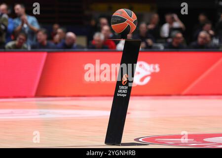 Mailand, Italien. November 2024. Italien, Mailand, 2024 11 07: Offizieller Ball der EuroLeague 2024-2025 wartet auf die Präsentation des Spiels während des Basketballspiels EA7 Emporio Armani Milan vs Real Madrid, EuroLeague 2024-2025 Runde 8, Unipol Forum. Italien, Mailand, 2024 11 07: EA7 Emporio Armani Milan vs Real Madrid, EuroLeague 2024/2025, Runde 8, streitig beim Unipol Forum. (Kreditbild: © Fabrizio Andrea Bertani/Pacific Press via ZUMA Press Wire) NUR REDAKTIONELLE VERWENDUNG! Nicht für kommerzielle ZWECKE! Stockfoto