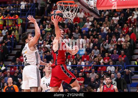 Mailand, Italien. November 2024. Italien, Mailand, 2024 11 07: Leandro Bolmaro (Armani) erzielt im 4. Quartal beim Basketballspiel EA7 Emporio Armani Milan gegen Real Madrid, EuroLeague 2024-2025 Runde 8, Unipol Forum. Italien, Mailand, 2024 11 07: EA7 Emporio Armani Milan vs Real Madrid, EuroLeague 2024/2025, Runde 8, streitig beim Unipol Forum. (Kreditbild: © Fabrizio Andrea Bertani/Pacific Press via ZUMA Press Wire) NUR REDAKTIONELLE VERWENDUNG! Nicht für kommerzielle ZWECKE! Stockfoto