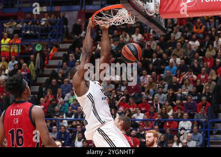 Mailand, Italien. November 2024. Italien, Mailand, 2024 11 07: Serge Ibaka (Madrid) fliegt im 2. Quartal während des Basketballspiels EA7 Emporio Armani Milan vs Real Madrid, EuroLeague 2024-2025 Runde 8, Unipol Forum. Italien, Mailand, 2024 11 07: EA7 Emporio Armani Milan vs Real Madrid, EuroLeague 2024/2025, Runde 8, streitig beim Unipol Forum. (Kreditbild: © Fabrizio Andrea Bertani/Pacific Press via ZUMA Press Wire) NUR REDAKTIONELLE VERWENDUNG! Nicht für kommerzielle ZWECKE! Stockfoto