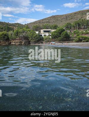 Girona, Spanien - 9. August 2024: Blick auf das Restaurant El Bulli vom Strand von Cala Montjoi, Costa Brava, Katalonien Stockfoto