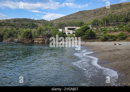 Girona, Spanien - 9. August 2024: Blick auf das Restaurant El Bulli vom Strand von Cala Montjoi, Costa Brava, Katalonien Stockfoto