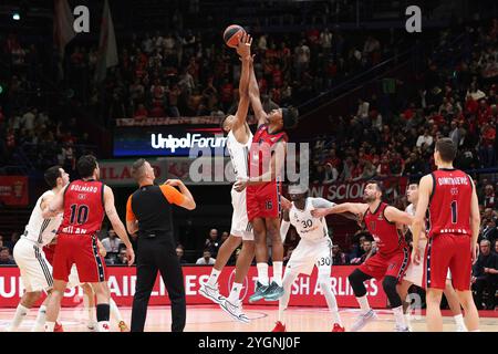 Mailand, Italien. November 2024. Italien, Mailand, 2024 11 07: Walter Tavares (Madrid) und Zach Leday (Armani) geben beim Basketballspiel EA7 Emporio Armani Milan vs Real Madrid, EuroLeague 2024-2025 Runde 8, Unipol Forum. Italien, Mailand, 2024 11 07: EA7 Emporio Armani Milan vs Real Madrid, EuroLeague 2024/2025, Runde 8, streitig beim Unipol Forum. (Kreditbild: © Fabrizio Andrea Bertani/Pacific Press via ZUMA Press Wire) NUR REDAKTIONELLE VERWENDUNG! Nicht für kommerzielle ZWECKE! Stockfoto