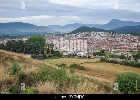 Olot, Spanien - 7. August 2024: Blick vom Vulkan Montsacopa über die Stadt Olot, Garrotxa, Katalonien Stockfoto