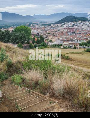 Olot, Spanien - 7. August 2024: Blick vom Vulkan Montsacopa über die Stadt Olot, Garrotxa, Katalonien Stockfoto