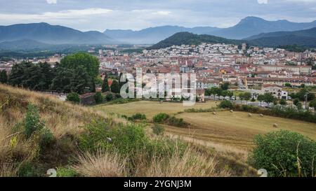 Olot, Spanien - 7. August 2024: Blick vom Vulkan Montsacopa über die Stadt Olot, Garrotxa, Katalonien Stockfoto