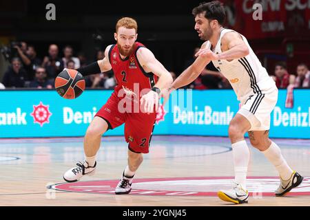 Mailand, Italien. November 2024. Italien, Mailand, 2024 11 07: NicolÃ² Mannion (Armani) greift den Korb im 3. Quartal während des Basketballspiels EA7 Emporio Armani Mailand gegen Real Madrid, EuroLeague 2024-2025 Runde 8, Unipol Forum an. Italien, Mailand, 2024 11 07: EA7 Emporio Armani Milan vs Real Madrid, EuroLeague 2024/2025, Runde 8, streitig beim Unipol Forum. (Kreditbild: © Fabrizio Andrea Bertani/Pacific Press via ZUMA Press Wire) NUR REDAKTIONELLE VERWENDUNG! Nicht für kommerzielle ZWECKE! Stockfoto