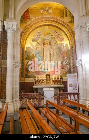 Lourdes, Frankreich - 1. November 2024: Innere der Basilika unserer Lieben Frau vom Rosenkranz in Lourdes Stockfoto