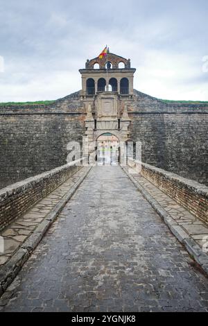 Jaca, Spanien - 21. September 2024: Mauern des Schlosses von San Pedro und der Zitadelle von Jaca, Aragon, Spanien Stockfoto