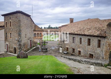 Jaca, Spanien - 21. September 2024: Mauern des Schlosses von San Pedro und der Zitadelle von Jaca, Aragon, Spanien Stockfoto