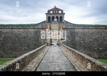 Jaca, Spanien - 21. September 2024: Mauern des Schlosses von San Pedro und der Zitadelle von Jaca, Aragon, Spanien Stockfoto