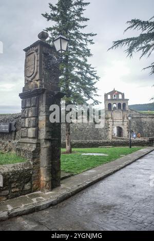 Jaca, Spanien - 21. September 2024: Mauern des Schlosses von San Pedro und der Zitadelle von Jaca, Aragon, Spanien Stockfoto