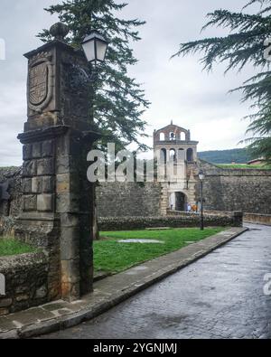 Jaca, Spanien - 21. September 2024: Mauern des Schlosses von San Pedro und der Zitadelle von Jaca, Aragon, Spanien Stockfoto