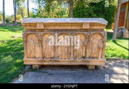 Antike römische und griechische Sarkophage, die bei den Ausgrabungen der antiken Stadt Aphrodisias in der Türkei entdeckt wurden. Die Stadt war dem Gott geweiht Stockfoto